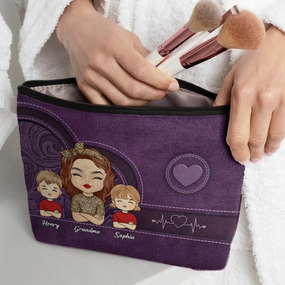 A Garden Of Love Grows In A Grandma's Heart - Family Personalized Custom Cosmetic Bag - Gift For Mom, Grandma - Image 3