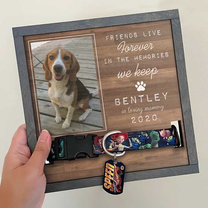 Friends Live Forever In The Memories We Keep - Memorial Personalized Custom Pet Loss Sign, Collar Frame - Upload Image, Sympathy Gift, Gift For Pet Owners, Pet Lovers - Image 2