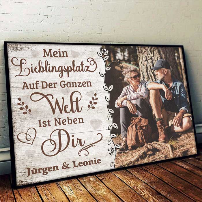 Mein Lieblingsplatz Ist Neben Dir - Bild Hochladen, Geschenk Für Paare, Ehemann Und Ehefrau - Personalized Horizontal Poster German - Image 2