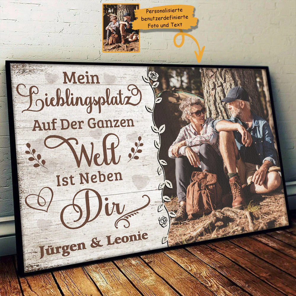 Mein Lieblingsplatz Ist Neben Dir - Bild Hochladen, Geschenk Für Paare, Ehemann Und Ehefrau - Personalized Horizontal Poster German - Image 4