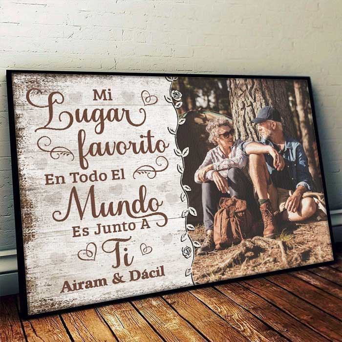 Mi Lugar Favorito Es Junto A Ti - Subir Imagen, Regalo Para Parejas, Marido Y Mujer - Personalized Horizontal Poster Spanish - Image 2