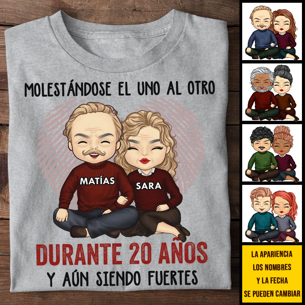 Molestándose El Uno Al Otro Durante Muchos Años Y Aún Siendo Fuertes - Anniversary Gifts, Gift For Couples, Husband Wife - Personalized Unisex T-shirt Spanish - Image 3