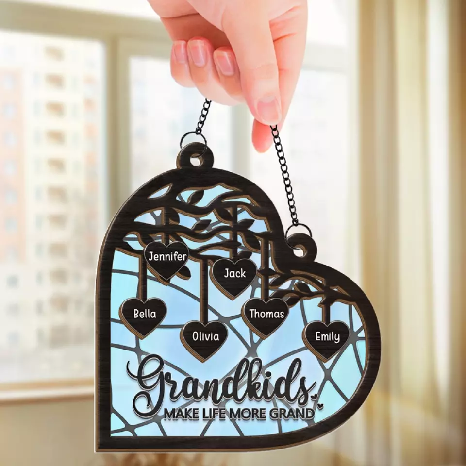 We Live In A Circle Of Love - Family Personalized Window Hanging Suncatcher - Gift For Grandma - Image 3